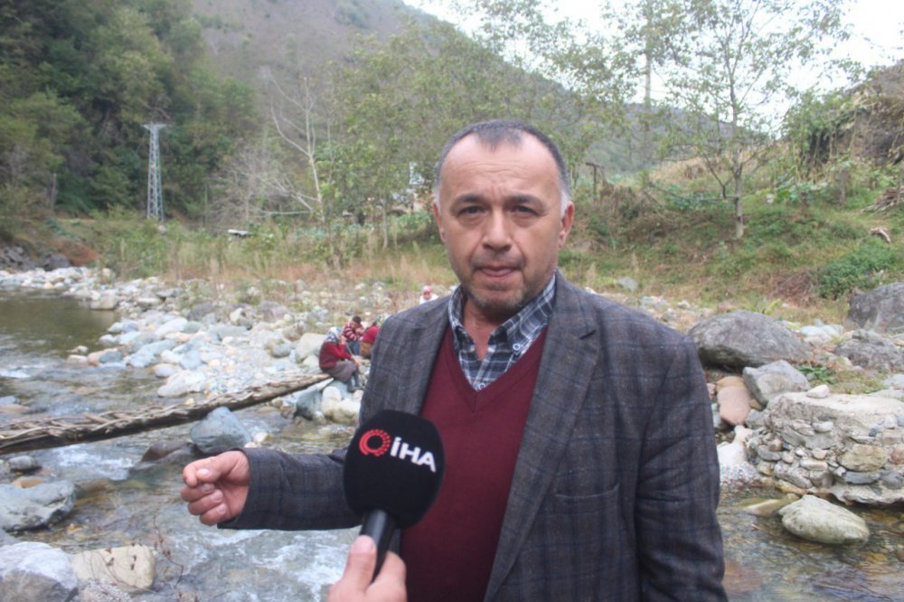 GİRESUN'UN GÖRELE İLÇESİNE BAĞLI GÜLPINAR KÖYÜ SAKİNLERİ KENDİ YAPTIKLARI AHŞAP KÖPRÜ SEL SULARINA DAYANAMAYARAK YIKILIYOR. KÖYLÜLER YETKİLİLERDEN DAHA GÜVENLİ BİR KÖPRÜ YAPILMASINI İSTİYORLAR