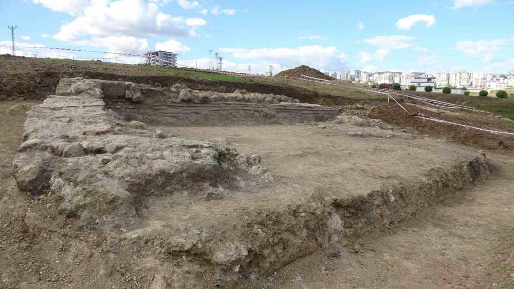 SAMSUN'DA BİR VATANDAŞ KONUT İNŞAATI İÇİN TEMEL KAZISI YAPTIRDIĞI SIRADA HELENİSTİK, ROMA VE DOĞU ROMA DÖNEMLERİNE AİT OLDUĞU DEĞERLENDİRİLEN İNSAN YERLEŞKESİ BULDU