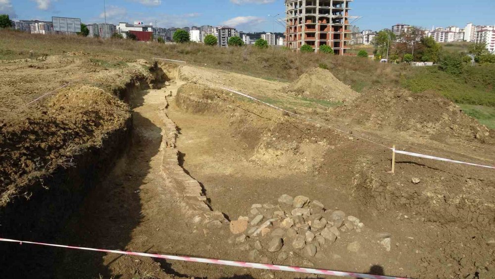SAMSUN'DA BİR VATANDAŞ KONUT İNŞAATI İÇİN TEMEL KAZISI YAPTIRDIĞI SIRADA HELENİSTİK, ROMA VE DOĞU ROMA DÖNEMLERİNE AİT OLDUĞU DEĞERLENDİRİLEN İNSAN YERLEŞKESİ BULDU