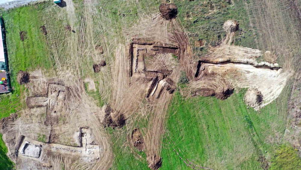 SAMSUN'DA BİR VATANDAŞ KONUT İNŞAATI İÇİN TEMEL KAZISI YAPTIRDIĞI SIRADA HELENİSTİK, ROMA VE DOĞU ROMA DÖNEMLERİNE AİT OLDUĞU DEĞERLENDİRİLEN İNSAN YERLEŞKESİ BULDU