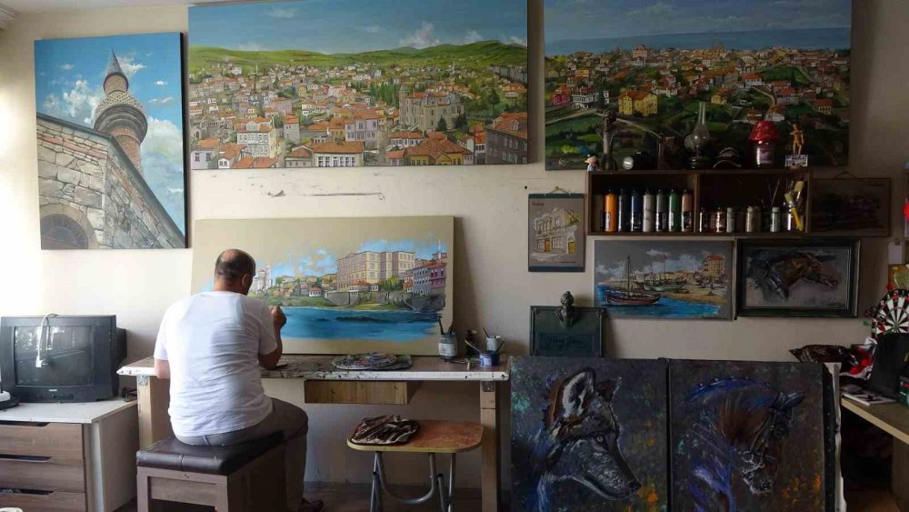 TRABZONLU RESSAM YILDIRAY YILDIRIM, DEPREMDE HAYATINI KAYBEDEN ABLASI AYNUR YILDIRIM BARIK VE ENİŞTESİ DOĞAN BARIK ANISINA TRABZON'UN ARSİN İLÇESİNDEKİ MAHALLESİNDEKİ OKULA KÜTÜPHANE YAPTIRDI