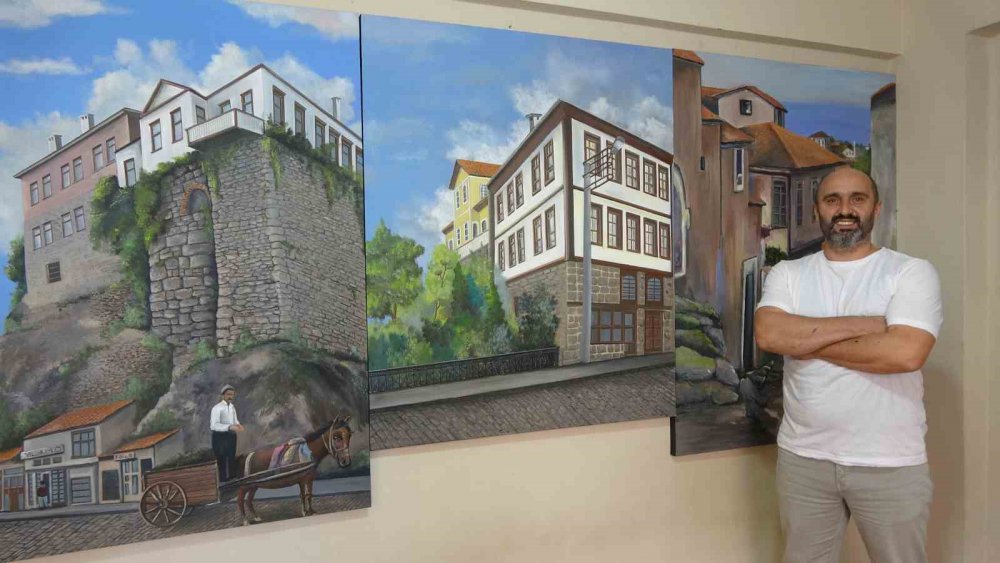 TRABZONLU RESSAM YILDIRAY YILDIRIM, DEPREMDE HAYATINI KAYBEDEN ABLASI AYNUR YILDIRIM BARIK VE ENİŞTESİ DOĞAN BARIK ANISINA TRABZON'UN ARSİN İLÇESİNDEKİ MAHALLESİNDEKİ OKULA KÜTÜPHANE YAPTIRDI