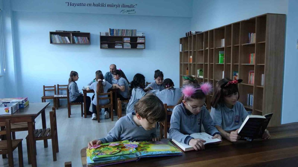 TRABZONLU RESSAM YILDIRAY YILDIRIM, DEPREMDE HAYATINI KAYBEDEN ABLASI AYNUR YILDIRIM BARIK VE ENİŞTESİ DOĞAN BARIK ANISINA TRABZON'UN ARSİN İLÇESİNDEKİ MAHALLESİNDEKİ OKULA KÜTÜPHANE YAPTIRDI