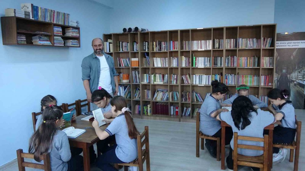 TRABZONLU RESSAM YILDIRAY YILDIRIM, DEPREMDE HAYATINI KAYBEDEN ABLASI AYNUR YILDIRIM BARIK VE ENİŞTESİ DOĞAN BARIK ANISINA TRABZON'UN ARSİN İLÇESİNDEKİ MAHALLESİNDEKİ OKULA KÜTÜPHANE YAPTIRDI