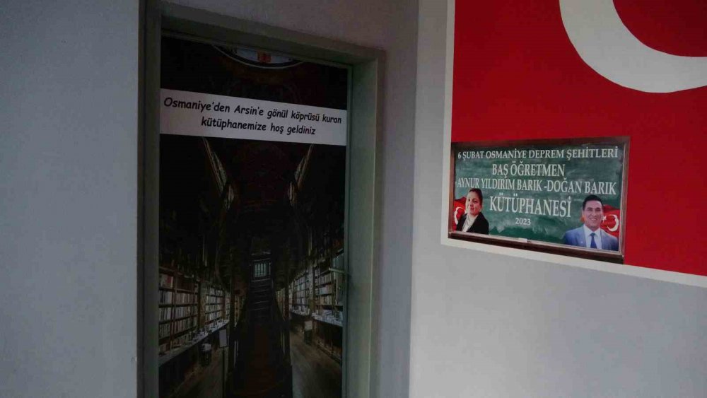 TRABZONLU RESSAM YILDIRAY YILDIRIM, DEPREMDE HAYATINI KAYBEDEN ABLASI AYNUR YILDIRIM BARIK VE ENİŞTESİ DOĞAN BARIK ANISINA TRABZON'UN ARSİN İLÇESİNDEKİ MAHALLESİNDEKİ OKULA KÜTÜPHANE YAPTIRDI
