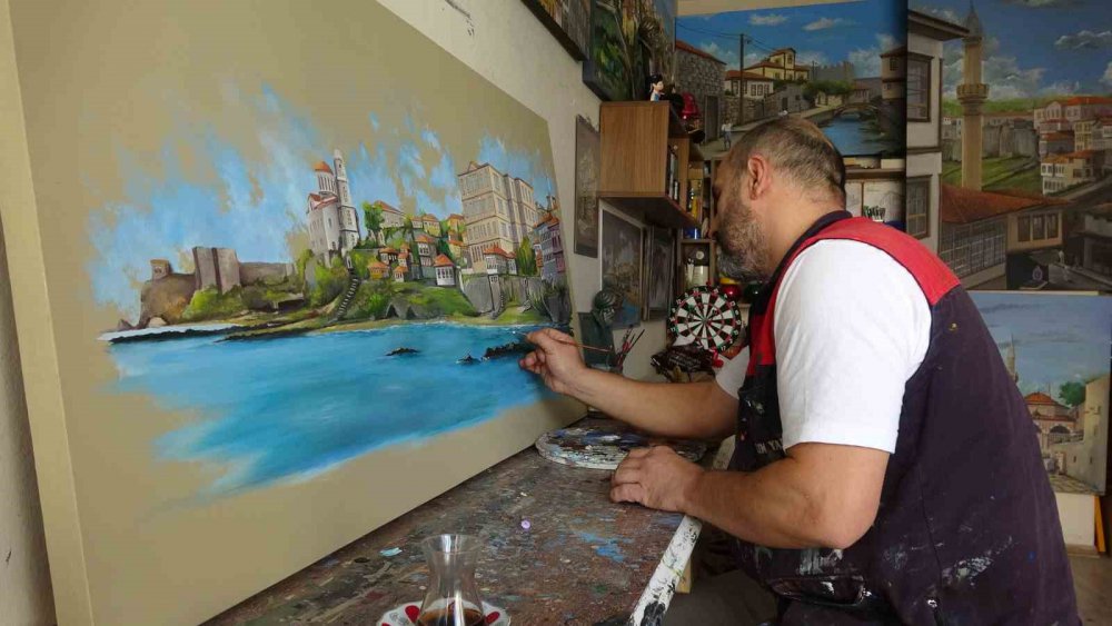 TRABZONLU RESSAM YILDIRAY YILDIRIM, DEPREMDE HAYATINI KAYBEDEN ABLASI AYNUR YILDIRIM BARIK VE ENİŞTESİ DOĞAN BARIK ANISINA TRABZON'UN ARSİN İLÇESİNDEKİ MAHALLESİNDEKİ OKULA KÜTÜPHANE YAPTIRDI