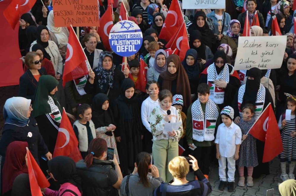 ARTVİN'DE YAŞAYAN KADINLAR, İSRAİL'İN GAZZE'DE YAŞAYAN SİVİLLERE YÖNELİK SALDIRILARINA TEPKİ GÖSTERMEK AMACIYLA YÜRÜYÜŞ DÜZENLEDİ