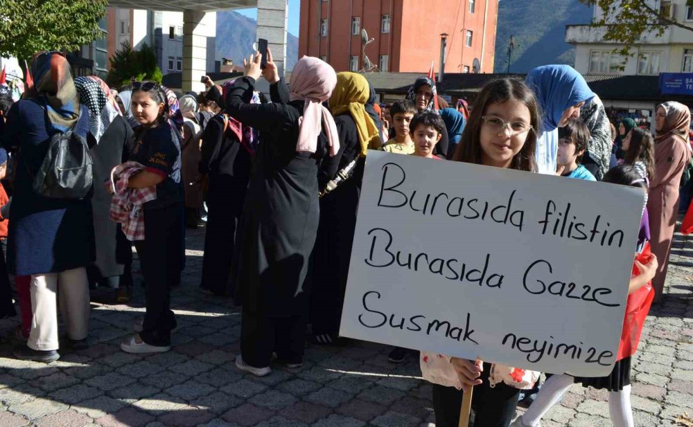 ARTVİN'DE YAŞAYAN KADINLAR, İSRAİL'İN GAZZE'DE YAŞAYAN SİVİLLERE YÖNELİK SALDIRILARINA TEPKİ GÖSTERMEK AMACIYLA YÜRÜYÜŞ DÜZENLEDİ