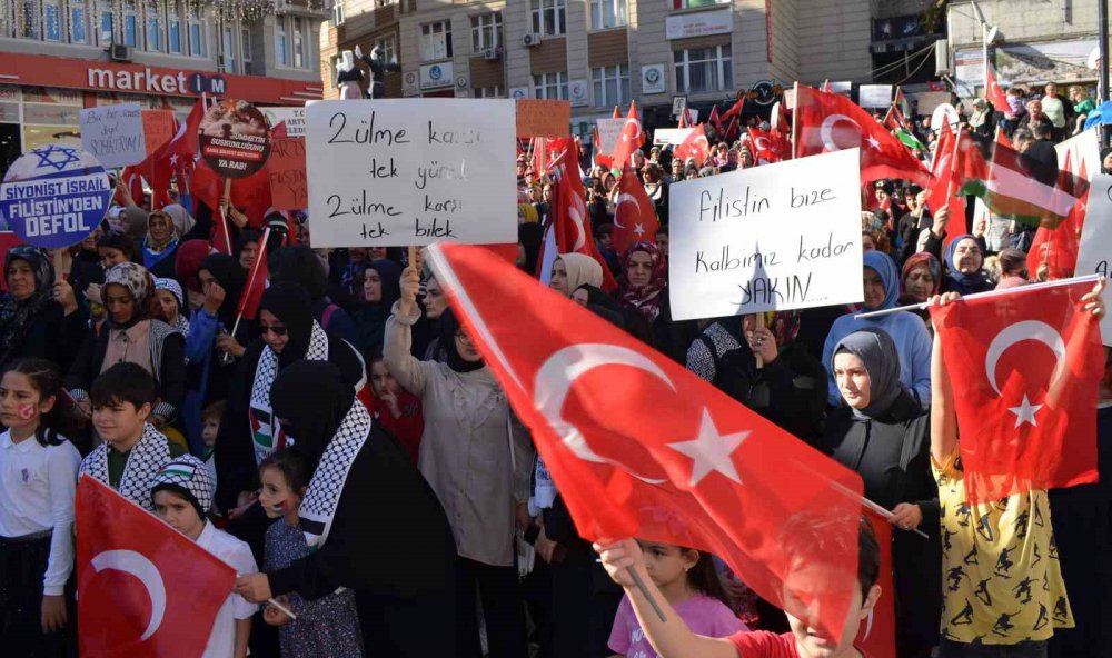 ARTVİN'DE YAŞAYAN KADINLAR, İSRAİL'İN GAZZE'DE YAŞAYAN SİVİLLERE YÖNELİK SALDIRILARINA TEPKİ GÖSTERMEK AMACIYLA YÜRÜYÜŞ DÜZENLEDİ