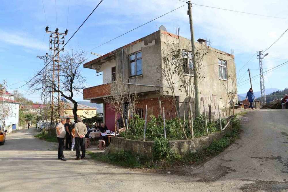 GİRESUN'UN MERKEZE BAĞLI DUROĞLU BELDESİNİN YAĞMURCA KÖYÜNDE DÜĞÜN ÖNCESİNDE KAZAYLA ATEŞLENEN SİLAHTAN ÇIKAN KURŞUNLA 49 YAŞINDAKİ İHSAN ÇALCALI HAYATINI KAYBETTİ