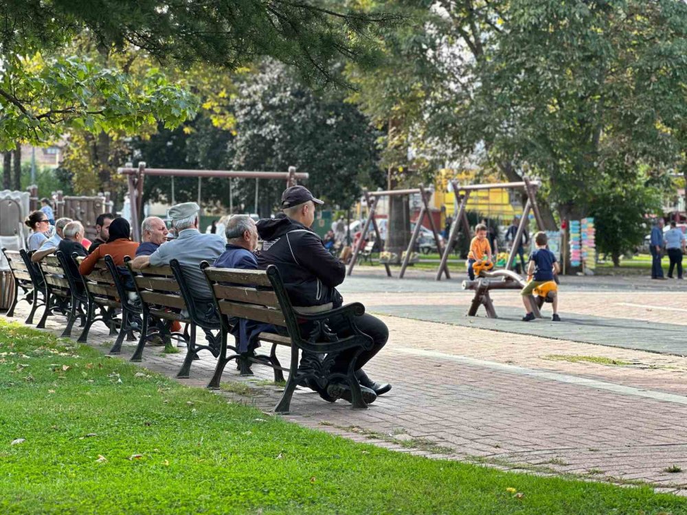 KARADENİZ'DE KASIM AYINDA HAVA SICAKLIKLARI MEVSİM NORMALLERİNİN ÜSTÜNDE SEYREDİYOR .TERMOMETRELERİN 28 DERECEYİ GÖSTERDİĞİ SAMSUN'DA PASTIRMA YAZI YAŞANIYOR