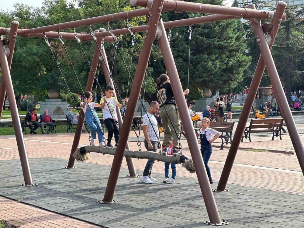 KARADENİZ'DE KASIM AYINDA HAVA SICAKLIKLARI MEVSİM NORMALLERİNİN ÜSTÜNDE SEYREDİYOR .TERMOMETRELERİN 28 DERECEYİ GÖSTERDİĞİ SAMSUN'DA PASTIRMA YAZI YAŞANIYOR