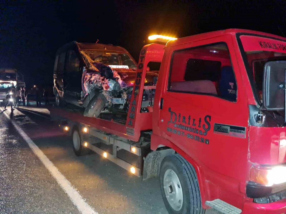 ZONGULDAK'IN ÇAYCUMA İLÇESİNDE KAMYONET İLE İŞÇİ SERVİSİNİN ÇARPIŞMASI SONUCU MEYDANA GELEN TRAFİK KAZASINDA 11 KİŞİ YARALANDI