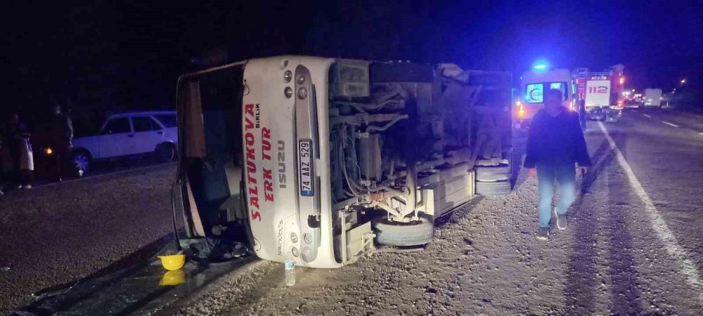 ZONGULDAK'IN ÇAYCUMA İLÇESİNDE KAMYONET İLE İŞÇİ SERVİSİNİN ÇARPIŞMASI SONUCU MEYDANA GELEN TRAFİK KAZASINDA 11 KİŞİ YARALANDI