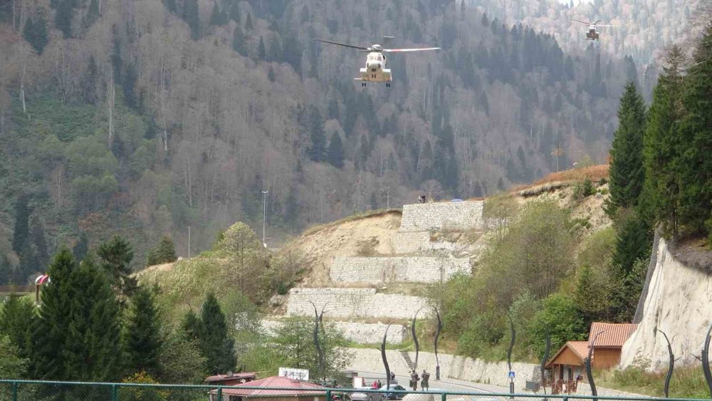 CUMHURBAŞKANI RECEP TAYYİP ERDOĞAN, RİZE PROGRAMININ SON GÜNÜNDE KENTSEL DÖNÜŞÜM ÇALIŞMALARINI YERİNDE GÖRMEK VE İNCELEMELERDE BULUNMAK ÜZERE HELİKOPTERLE AYDER YAYLASI'NA GİTTİ