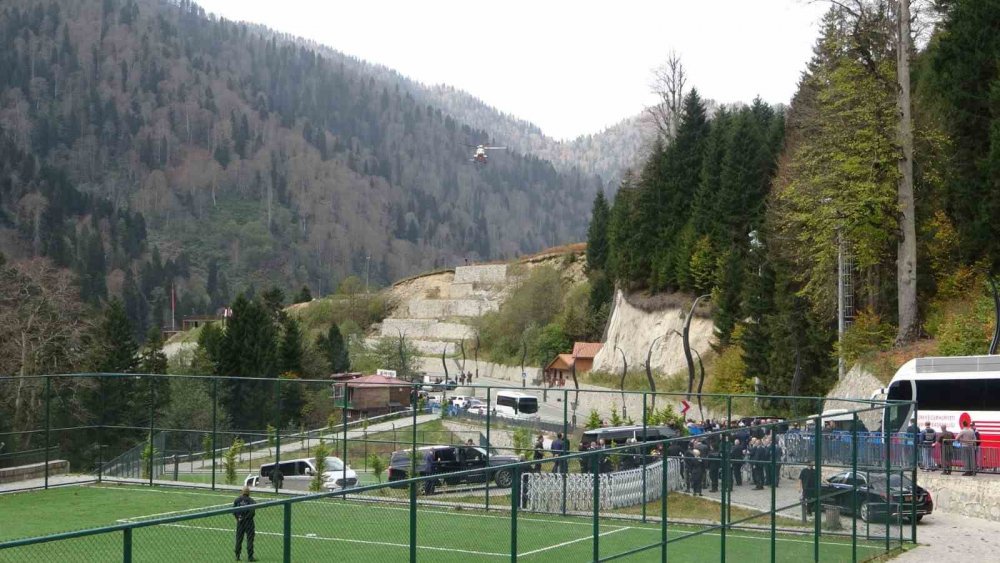 CUMHURBAŞKANI RECEP TAYYİP ERDOĞAN, RİZE PROGRAMININ SON GÜNÜNDE KENTSEL DÖNÜŞÜM ÇALIŞMALARINI YERİNDE GÖRMEK VE İNCELEMELERDE BULUNMAK ÜZERE HELİKOPTERLE AYDER YAYLASI'NA GİTTİ