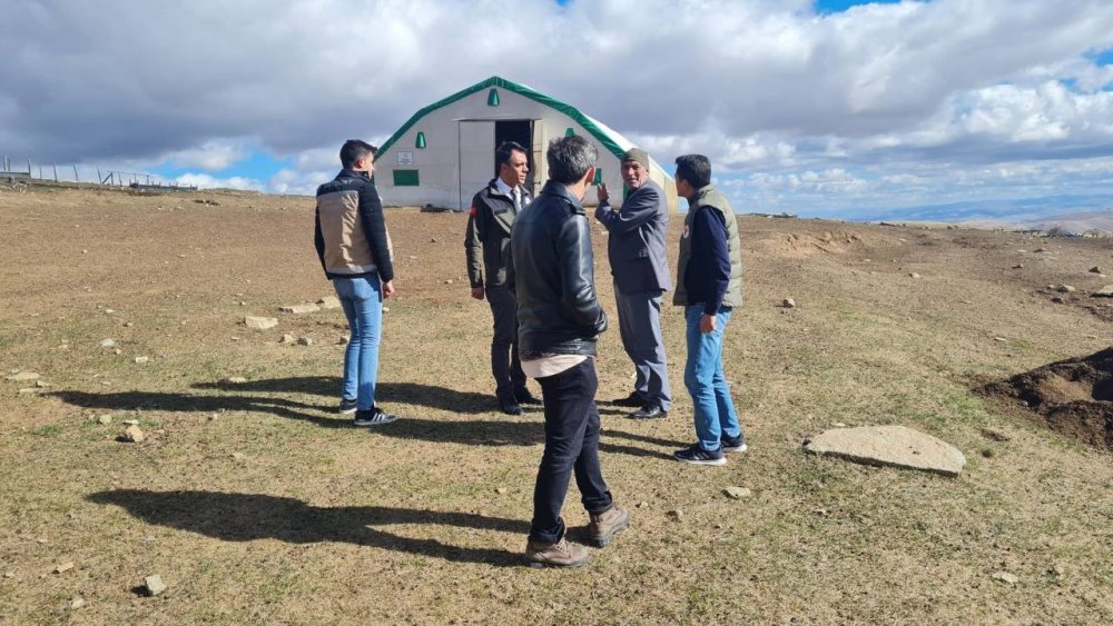 BAYBURT'A 30 KİLOMETRE UZAKLIKTA BULUNAN KİTRE KÖYÜNDE GÖKHAN TOPAL VE HALİT TOPAL İSİMLİ YETİŞTİRİCİLERE AİT İŞLETMEYE GECE SAATLERİNDE KURTLAR SALDIRDI. 200 KOYUN TELEF OLDU