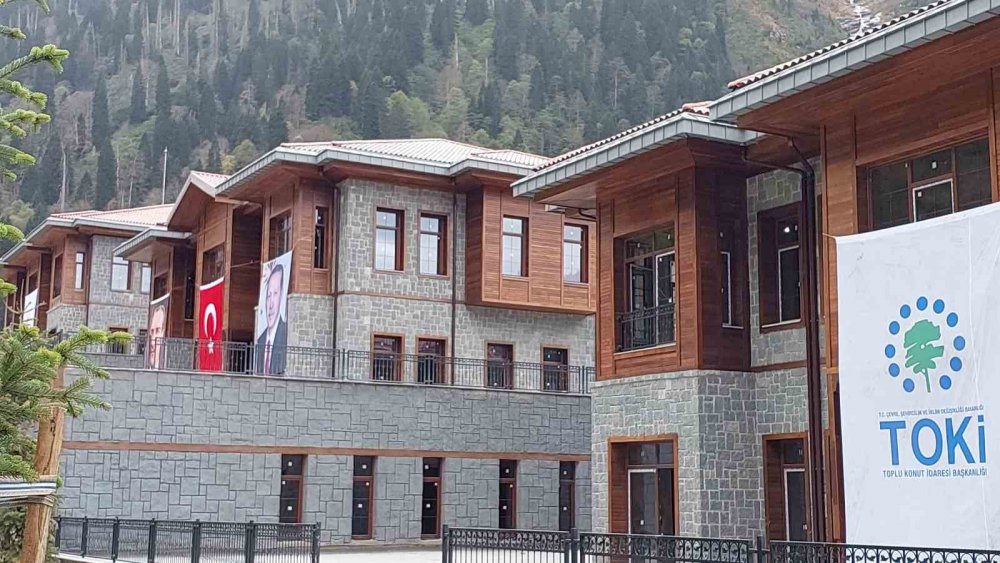 DOĞU KARADENİZ BÖLGESİ'NİN ÖNEMLİ TURİZM MERKEZLERİ ARASINDA YER ALAN RİZE'NİN ÇAMLIHEMŞİN İLÇESİNDEKİ AYDER YAYLASI, YAPILAN KENTSEL DÖNÜŞÜM ÇALIŞMALARI SONRASINDA YÖREYE UYGUN MİMARİSİ İLE KENDİSİNİ GÖSTERMEYE BAŞLADI