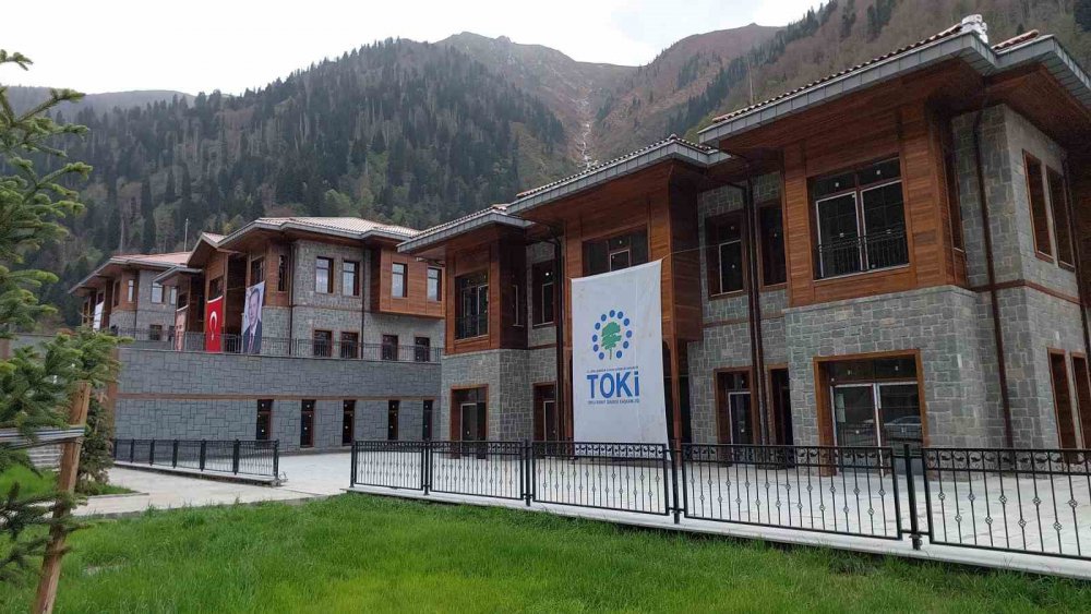 DOĞU KARADENİZ BÖLGESİ'NİN ÖNEMLİ TURİZM MERKEZLERİ ARASINDA YER ALAN RİZE'NİN ÇAMLIHEMŞİN İLÇESİNDEKİ AYDER YAYLASI, YAPILAN KENTSEL DÖNÜŞÜM ÇALIŞMALARI SONRASINDA YÖREYE UYGUN MİMARİSİ İLE KENDİSİNİ GÖSTERMEYE BAŞLADI