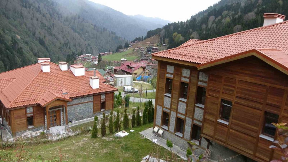 DOĞU KARADENİZ BÖLGESİ'NİN ÖNEMLİ TURİZM MERKEZLERİ ARASINDA YER ALAN RİZE'NİN ÇAMLIHEMŞİN İLÇESİNDEKİ AYDER YAYLASI, YAPILAN KENTSEL DÖNÜŞÜM ÇALIŞMALARI SONRASINDA YÖREYE UYGUN MİMARİSİ İLE KENDİSİNİ GÖSTERMEYE BAŞLADI