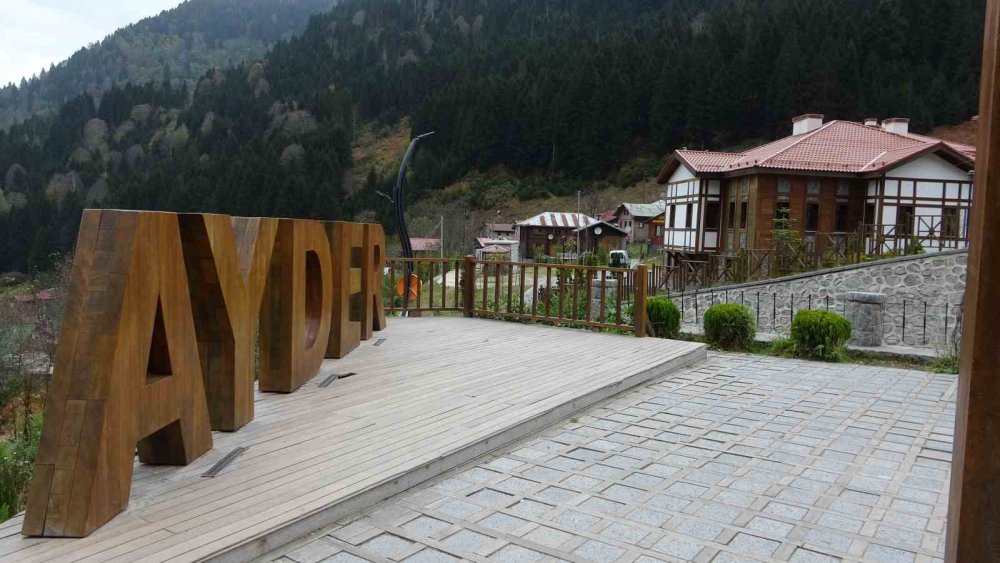 DOĞU KARADENİZ BÖLGESİ'NİN ÖNEMLİ TURİZM MERKEZLERİ ARASINDA YER ALAN RİZE'NİN ÇAMLIHEMŞİN İLÇESİNDEKİ AYDER YAYLASI, YAPILAN KENTSEL DÖNÜŞÜM ÇALIŞMALARI SONRASINDA YÖREYE UYGUN MİMARİSİ İLE KENDİSİNİ GÖSTERMEYE BAŞLADI