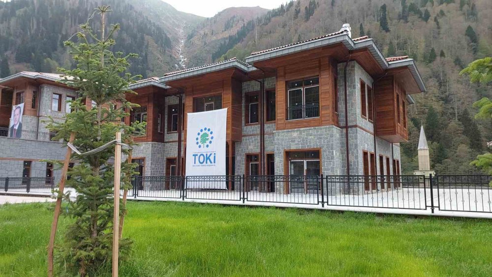 DOĞU KARADENİZ BÖLGESİ'NİN ÖNEMLİ TURİZM MERKEZLERİ ARASINDA YER ALAN RİZE'NİN ÇAMLIHEMŞİN İLÇESİNDEKİ AYDER YAYLASI, YAPILAN KENTSEL DÖNÜŞÜM ÇALIŞMALARI SONRASINDA YÖREYE UYGUN MİMARİSİ İLE KENDİSİNİ GÖSTERMEYE BAŞLADI