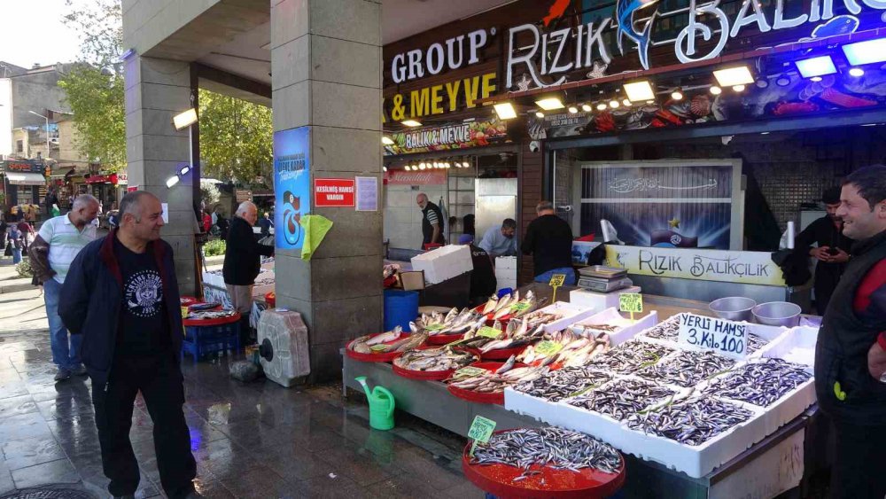 GEÇTİĞİMİZ GÜNLERDE YÜKSEK FİYATLARA SATILAN HAMSİNİN TRABZON AÇIKLARINDA BOL MİKTARDA AVLANMASI BALIKÇININ YÜZÜNÜ GÜLDÜRÜRKEN, 3 KİLO HAMSİNİN 100 LİRAYA SATILIYOR