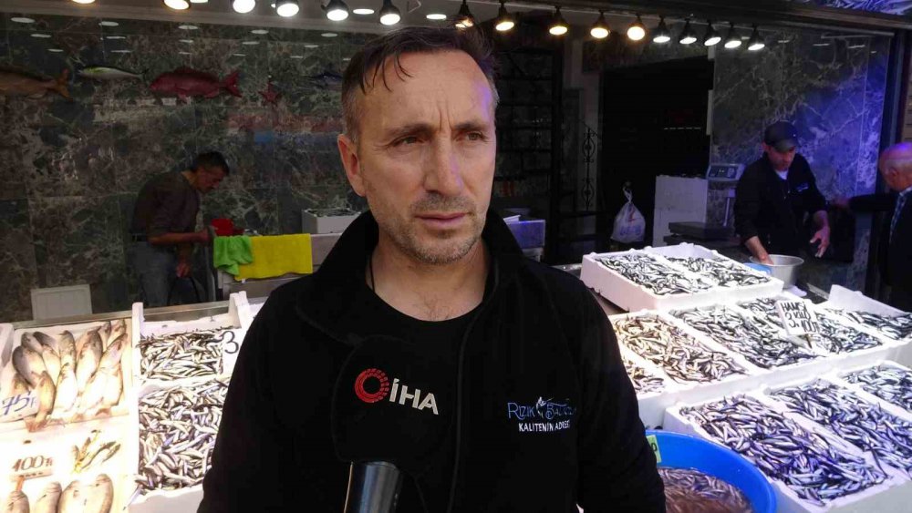 GEÇTİĞİMİZ GÜNLERDE YÜKSEK FİYATLARA SATILAN HAMSİNİN TRABZON AÇIKLARINDA BOL MİKTARDA AVLANMASI BALIKÇININ YÜZÜNÜ GÜLDÜRÜRKEN, 3 KİLO HAMSİNİN 100 LİRAYA SATILIYOR