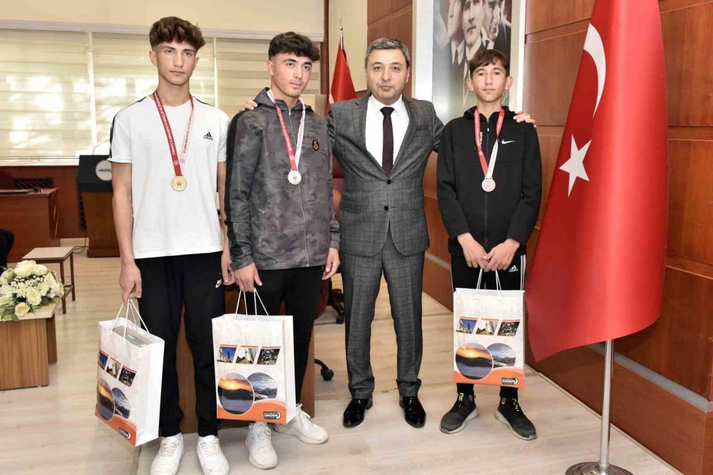 GÜMÜŞHANE'DE CUMHURİYETİN 100. YILI NEDENİYLE DÜZENLENEN YARIŞMALARDA DERECEYE GİREN ÖĞRENCİLERE ÖDÜLLERİ VALİ ALPER TANRISEVER TARAFINDAN TAKDİM EDİLDİ