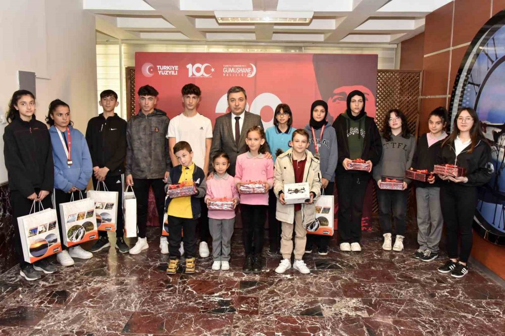 GÜMÜŞHANE'DE CUMHURİYETİN 100. YILI NEDENİYLE DÜZENLENEN YARIŞMALARDA DERECEYE GİREN ÖĞRENCİLERE ÖDÜLLERİ VALİ ALPER TANRISEVER TARAFINDAN TAKDİM EDİLDİ