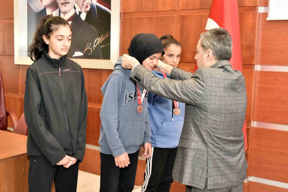 GÜMÜŞHANE'DE CUMHURİYETİN 100. YILI NEDENİYLE DÜZENLENEN YARIŞMALARDA DERECEYE GİREN ÖĞRENCİLERE ÖDÜLLERİ VALİ ALPER TANRISEVER TARAFINDAN TAKDİM EDİLDİ