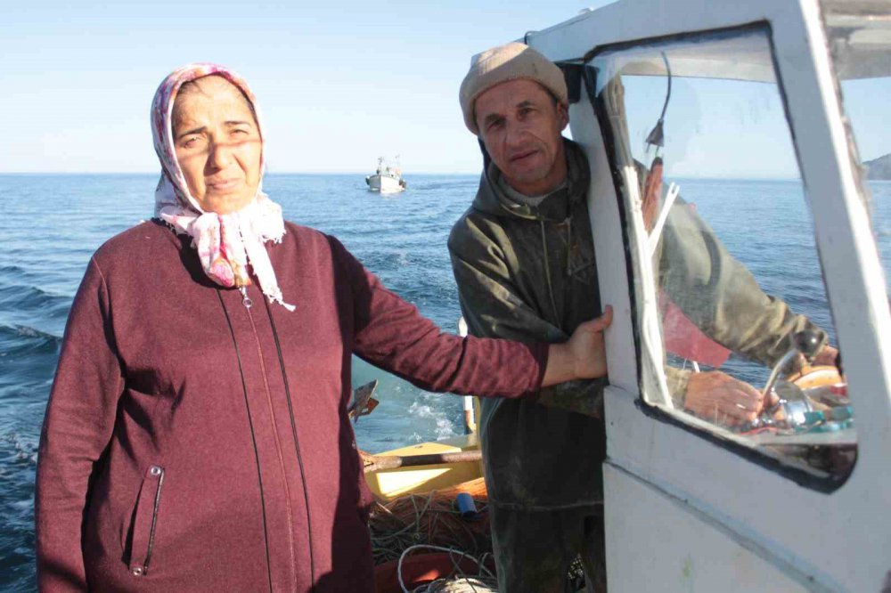 ORDU'DA BULUNAN KADIN BALIKÇILAR, EŞLERİNE YARDIM ETMEK İÇİN SABAH OLMADAN KIYIDAKİ YERLERİNİ ALIYOR. BALIKÇILIĞIN, ANNEDEN KIZA GEÇTİĞİ OKÇU MAHALLESİ'NDE KADINLAR KARADENİZ'İN HIRÇIN SULARINDA BALIK AVLIYOR, İSTİF YAPIYOR