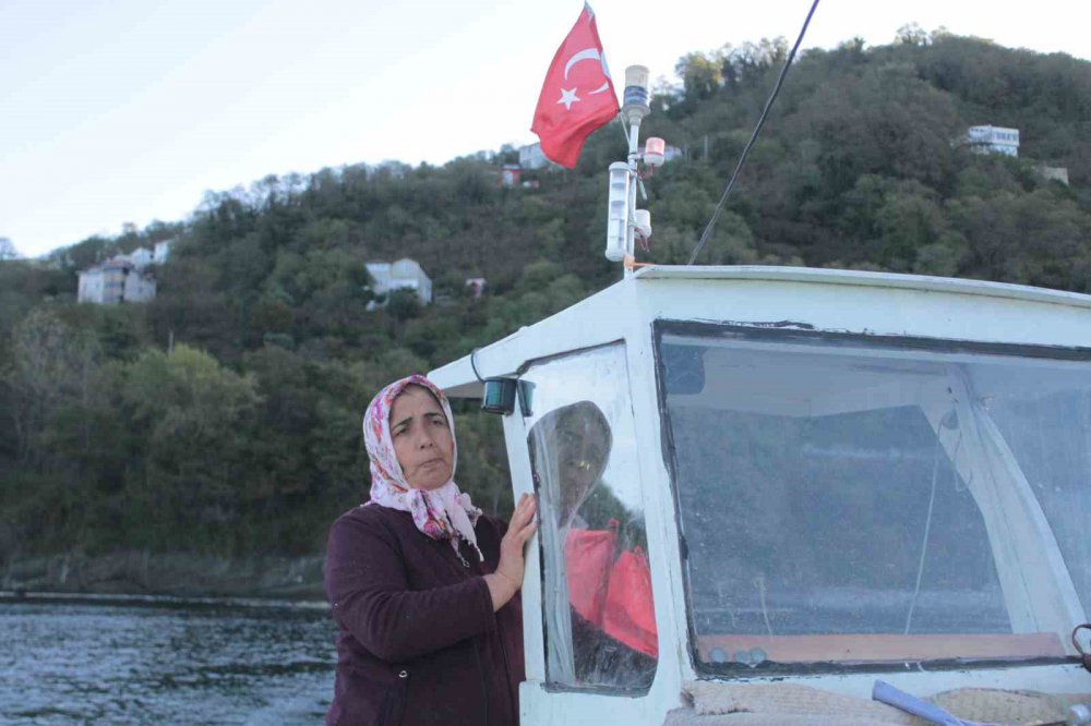 ORDU'DA BULUNAN KADIN BALIKÇILAR, EŞLERİNE YARDIM ETMEK İÇİN SABAH OLMADAN KIYIDAKİ YERLERİNİ ALIYOR. BALIKÇILIĞIN, ANNEDEN KIZA GEÇTİĞİ OKÇU MAHALLESİ'NDE KADINLAR KARADENİZ'İN HIRÇIN SULARINDA BALIK AVLIYOR, İSTİF YAPIYOR