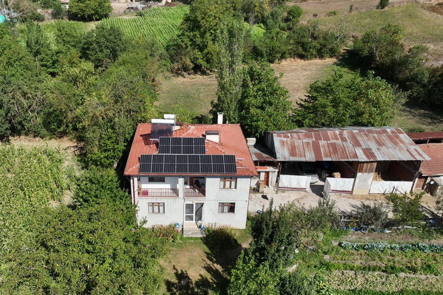 O KÖYDE ARTIK ELEKTRİĞE ÜCRET ÖDEMEYECEKLER. BOLU'NUN MUDURNU İLÇESİ ALPAGUT KÖYÜNDE 2023 ORKÖY ÇALIŞMA PROGRAMI ÇERÇEVESİNDE 6 AİLENİN EVİNE ŞEBEKEYE BAĞLI ÇATI TİPİ GÜNEŞ ENERJİSİ ELEKTRİK ÜRETİM SİSTEMİ PROJESİ UYGULANDI