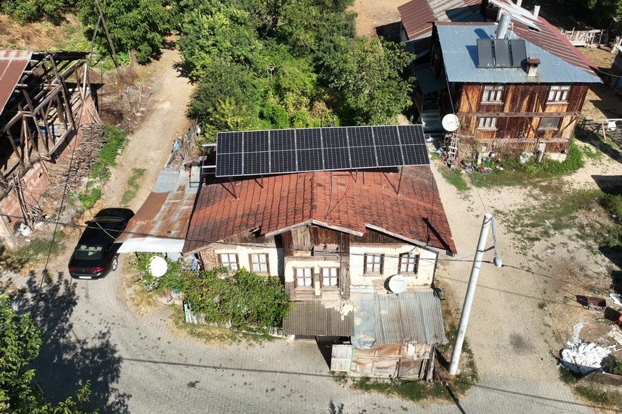 O KÖYDE ARTIK ELEKTRİĞE ÜCRET ÖDEMEYECEKLER. BOLU'NUN MUDURNU İLÇESİ ALPAGUT KÖYÜNDE 2023 ORKÖY ÇALIŞMA PROGRAMI ÇERÇEVESİNDE 6 AİLENİN EVİNE ŞEBEKEYE BAĞLI ÇATI TİPİ GÜNEŞ ENERJİSİ ELEKTRİK ÜRETİM SİSTEMİ PROJESİ UYGULANDI