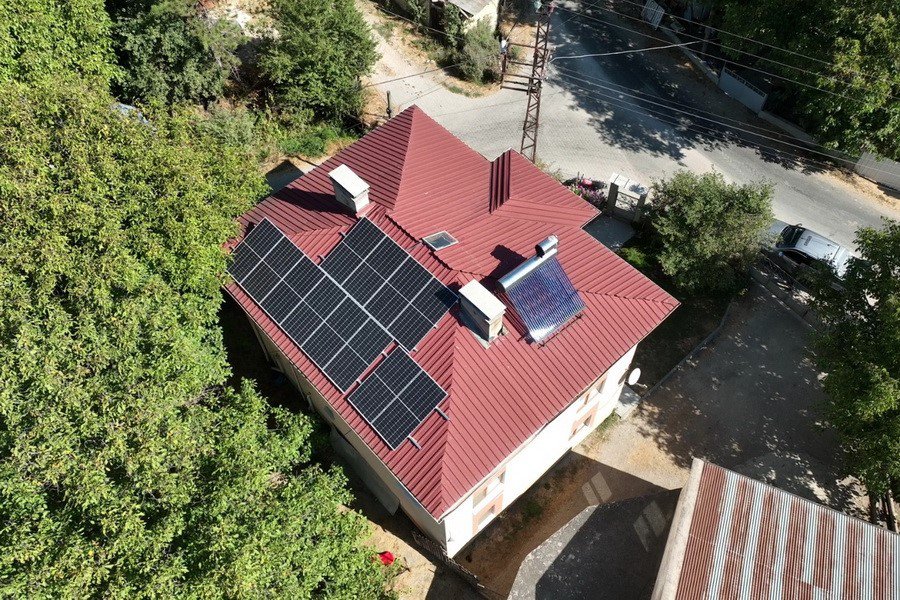 O KÖYDE ARTIK ELEKTRİĞE ÜCRET ÖDEMEYECEKLER. BOLU'NUN MUDURNU İLÇESİ ALPAGUT KÖYÜNDE 2023 ORKÖY ÇALIŞMA PROGRAMI ÇERÇEVESİNDE 6 AİLENİN EVİNE ŞEBEKEYE BAĞLI ÇATI TİPİ GÜNEŞ ENERJİSİ ELEKTRİK ÜRETİM SİSTEMİ PROJESİ UYGULANDI