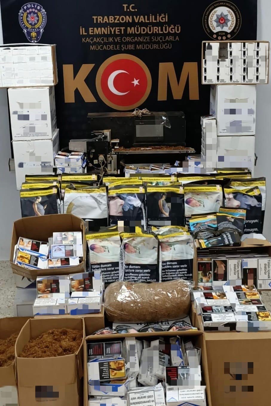 TRABZON'DA POLİS EKİPLERİ YAPILAN ARAMADA 53 KİLOGRAM AÇIK VE KAPALI PAKETLER HALİNDE KIYILMIŞ TÜTÜN, 430 KUTU BANDROLSÜZ BOŞ MAKARON, 200 KUTU BANDROLSÜZ DOLU MAKARON VE 1 ADET SİGARA SARMA MAKİNESİ ELE GEÇİRİLDİ