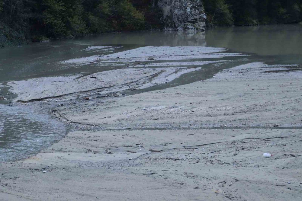 TRABZON'UN ÇAYKARA İLÇESİNE BAĞLI DOĞAL GÜZELLİKLERİ İLE DÜNYACA ÜNLÜ TURİZM MERKEZİ UZUNGÖL GİDEREK SIĞ BİR GÖL HALİNE GELİYOR. GÖLÜN, 20-25 YIL ÖNCEKİ DERİNLİĞİ 35 METRE CİVARLARINDA İKEN ŞU ANKİ DERİNLİĞİ 4 METRE