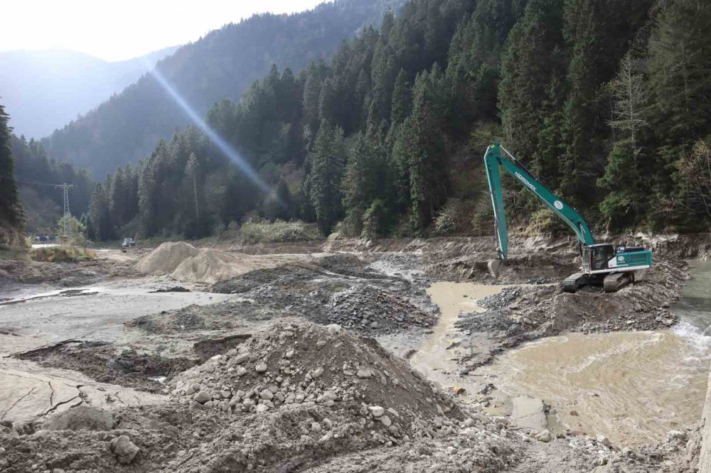 TRABZON'UN ÇAYKARA İLÇESİNE BAĞLI DOĞAL GÜZELLİKLERİ İLE DÜNYACA ÜNLÜ TURİZM MERKEZİ UZUNGÖL GİDEREK SIĞ BİR GÖL HALİNE GELİYOR. GÖLÜN, 20-25 YIL ÖNCEKİ DERİNLİĞİ 35 METRE CİVARLARINDA İKEN ŞU ANKİ DERİNLİĞİ 4 METRE