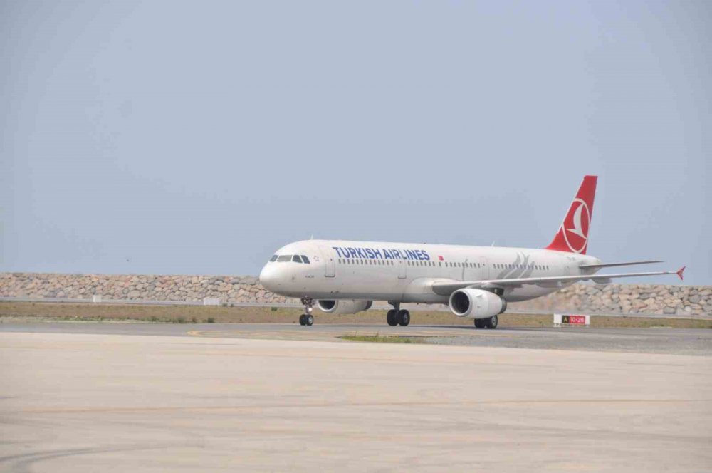 TÜRKİYE'NİN DENİZ ÜZERİNE İNŞA EDİLEN İLK HAVALİMANI OLAN ORDU-GİRESUN HAVALİMANI'NDAKİ "PAT SAHALARI ONARIMI VE APRON GENİŞLETMESİ" ÇALIŞMALARI TAMAMLANDI