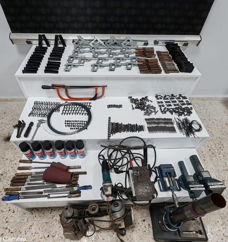 ARAÇTAN ADETA SİLAH ATÖLYESİ ÇIKTI. TRABZON'DA POLİS EKİPLERİNCE BİR ARACIN İÇERİSİNDE YAPILAN ARAMADA ÇOK SAYIDA SİLAH YAPIMINDA KULLANILAN ALETLER ELE GEÇİRİLDİ