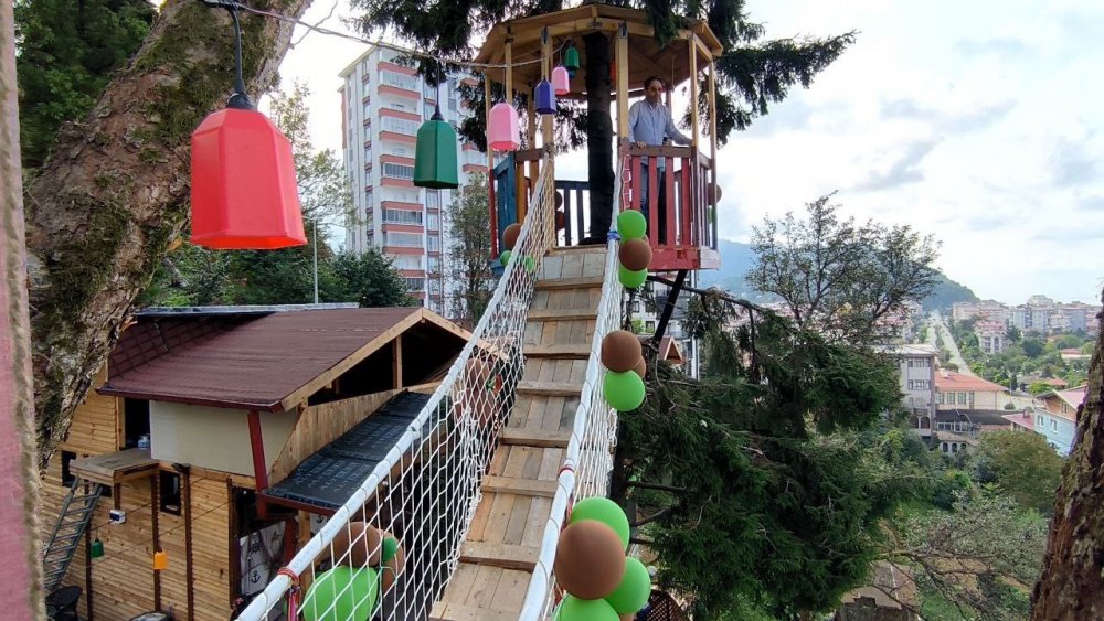 ARTVİN'İN ARHAVİ’DE YAŞAYAN 43 YAŞINDAKİ SELAHATTİN ALKAN HAYALİNİ KURDUĞU RESTORANI İÇİN ARAZİSİNDE BULUNAN AĞAÇLARI KESMEYE KIYAMAYINCA AĞAÇLARIN ÜZERİNE BARAKA VE KAMELYA YAPARAK KÖPRÜ EŞLİĞİNDE RESTORANINA DAHİL ETTİ