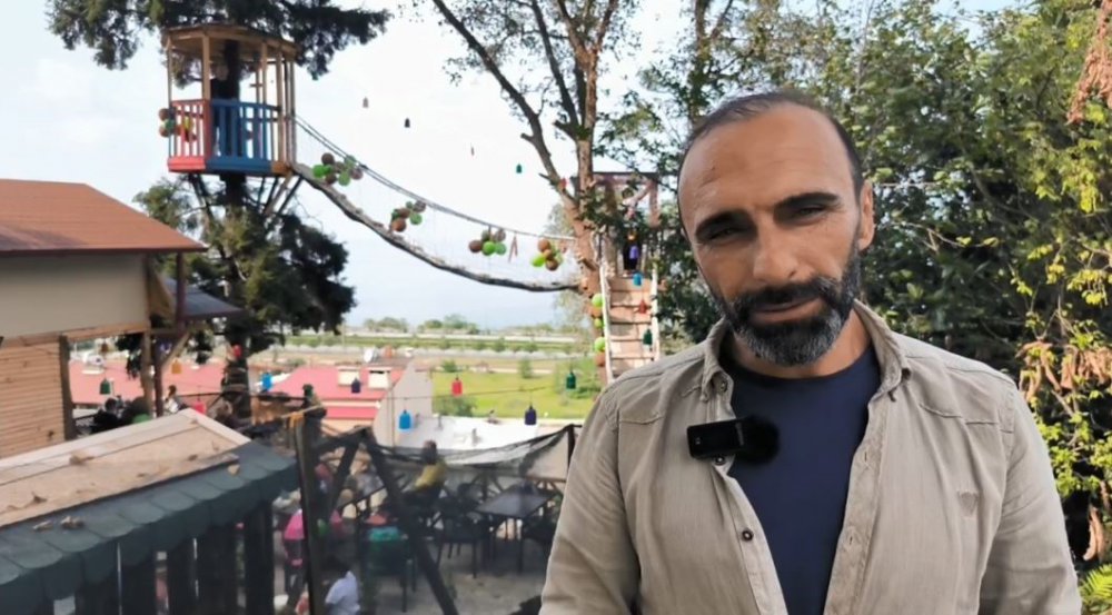 ARTVİN'İN ARHAVİ’DE YAŞAYAN 43 YAŞINDAKİ SELAHATTİN ALKAN HAYALİNİ KURDUĞU RESTORANI İÇİN ARAZİSİNDE BULUNAN AĞAÇLARI KESMEYE KIYAMAYINCA AĞAÇLARIN ÜZERİNE BARAKA VE KAMELYA YAPARAK KÖPRÜ EŞLİĞİNDE RESTORANINA DAHİL ETTİ