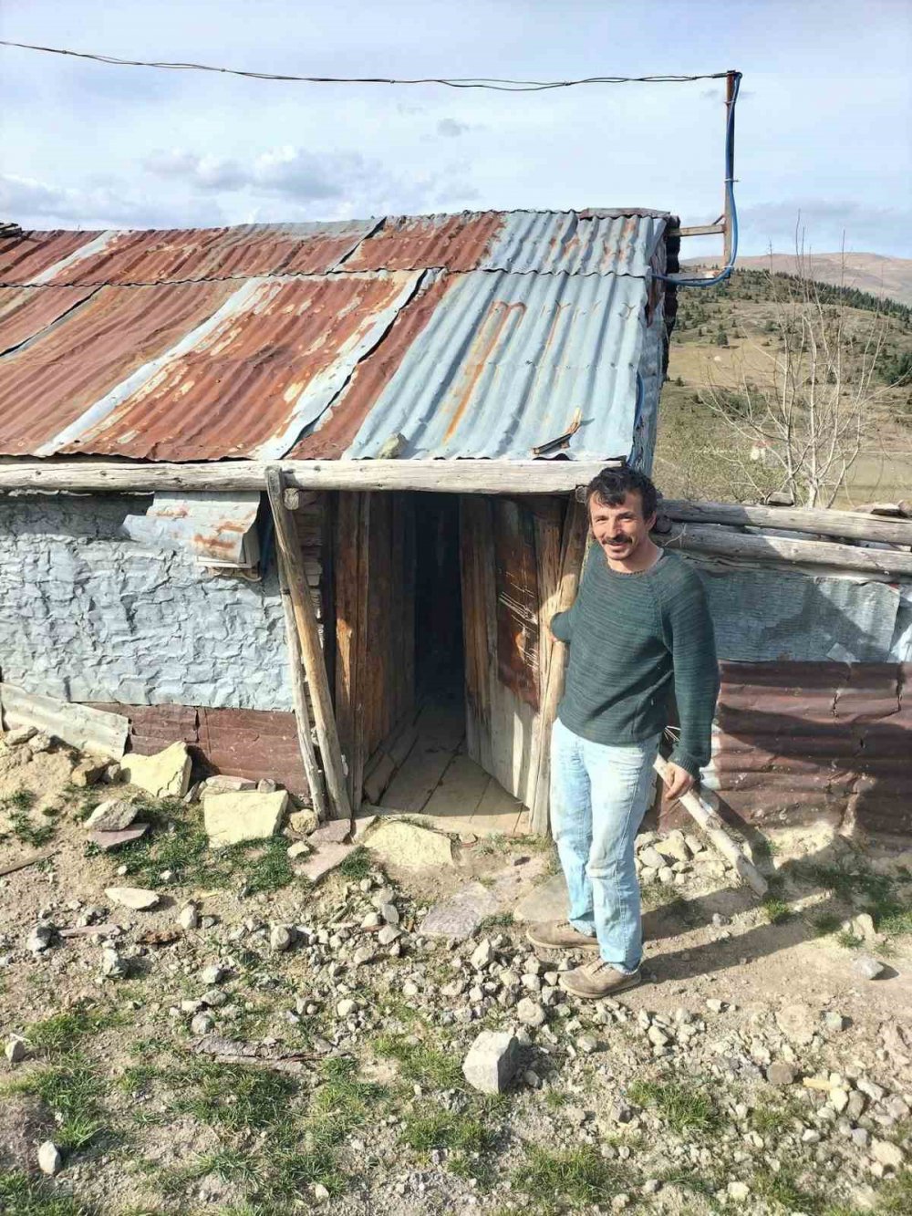 GİRESUN'DA AÇ KALAN AYILAR, YAVUZKEMAL BELDESİ'NE BAĞLI YUVA YAYLASI'NDAKİ EVLERE DADANDI. YİYECEK BULMAK İÇİN YAYLA EVLERİNE GİREN AYILAR, KAPILARI KIRDI, EŞYALARA ZARAR VERDİ