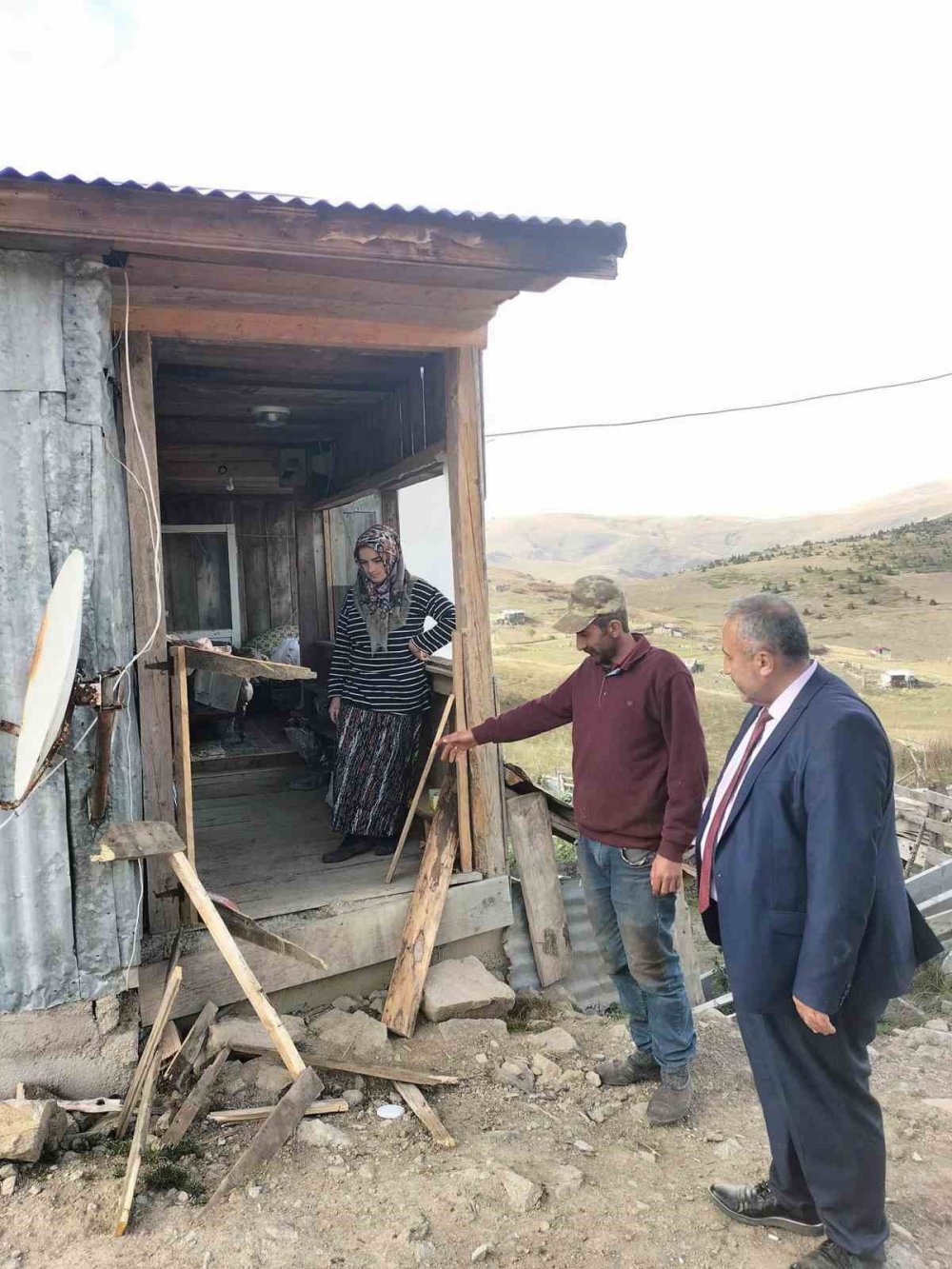 GİRESUN'DA AÇ KALAN AYILAR, YAVUZKEMAL BELDESİ'NE BAĞLI YUVA YAYLASI'NDAKİ EVLERE DADANDI. YİYECEK BULMAK İÇİN YAYLA EVLERİNE GİREN AYILAR, KAPILARI KIRDI, EŞYALARA ZARAR VERDİ