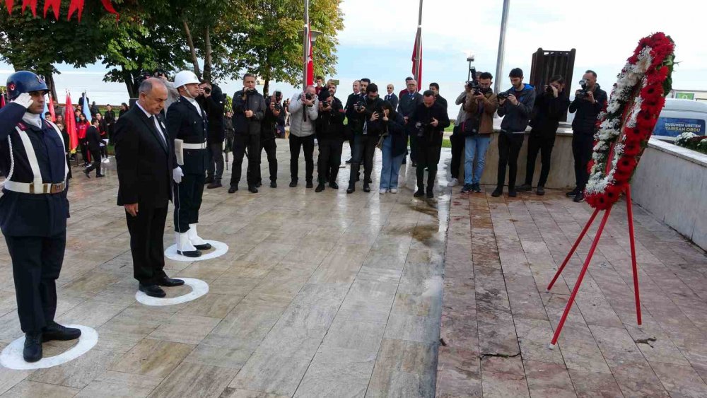ORDU'DA, TÜRKİYE CUMHURİYETİ'NİN KURUCUSU GAZİ MUSTAFA KEMAL ATATÜRK'ÜN 85'İNCİ ÖLÜM YIL DÖNÜMÜNDE SAATLER 09.05'İ GÖSTERDİĞİNDE HAYAT DURDU