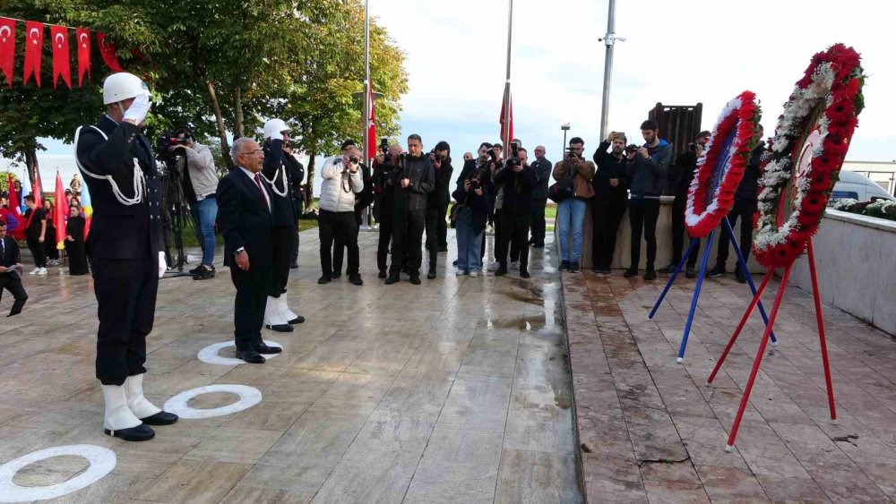 ORDU'DA, TÜRKİYE CUMHURİYETİ'NİN KURUCUSU GAZİ MUSTAFA KEMAL ATATÜRK'ÜN 85'İNCİ ÖLÜM YIL DÖNÜMÜNDE SAATLER 09.05'İ GÖSTERDİĞİNDE HAYAT DURDU