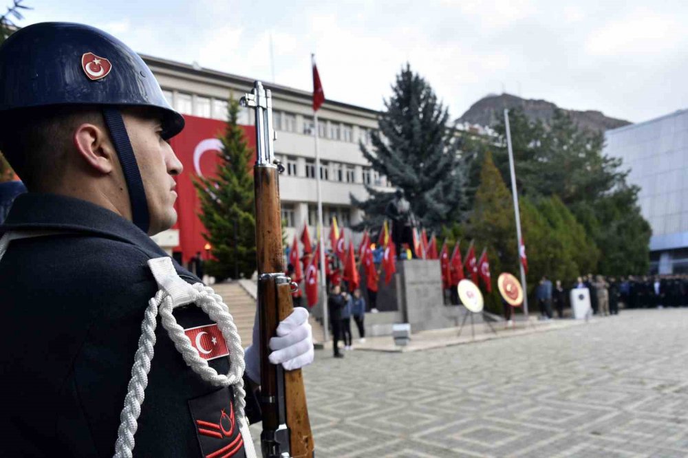 TÜRKİYE CUMHURİYETİ'NİN KURUCUSU GAZİ MUSTAFA KEMAL ATATÜRK, VEFATININ 85. YILINDA GÜMÜŞHANE'DE DÜZENLENEN TÖRENLERLE ANILDI