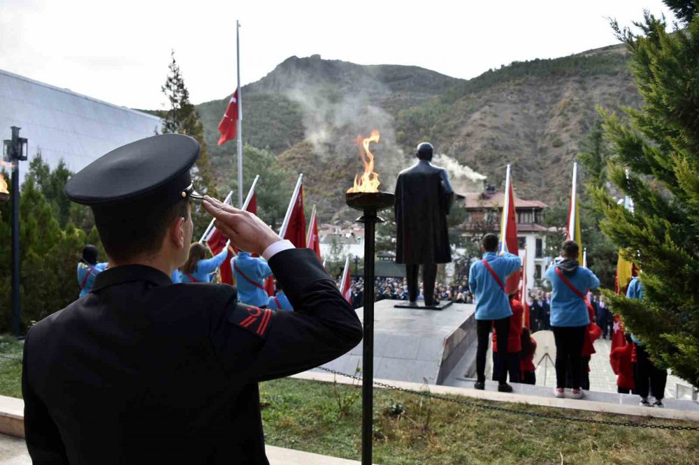 TÜRKİYE CUMHURİYETİ'NİN KURUCUSU GAZİ MUSTAFA KEMAL ATATÜRK, VEFATININ 85. YILINDA GÜMÜŞHANE'DE DÜZENLENEN TÖRENLERLE ANILDI