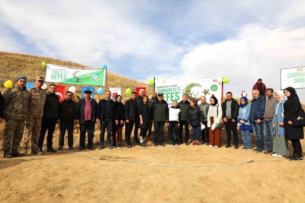 TARIM VE ORMAN BAKANLIĞI ORGANİZASYONUNDA 11 KASIM MİLLİ AĞAÇLANDIRMA GÜNÜ ETKİNLİKLERİ KAPSAMINDA "GELECEĞE NEFES CUMHURİYETE NEFES" KONSEPTİYLE BABERTİ KÜLLİYESİ'NDE OLUŞTURULAN AĞAÇLANDIRMA ALANINDA TÖREN DÜZENLENDİ